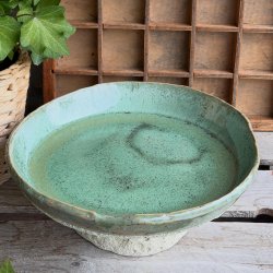 Keramikfad p� fod i de flotte gr�nne krystaller og den flotte lyse kraterglasur