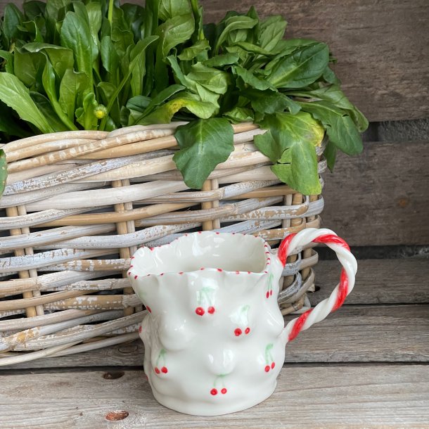 Kop i hjerteform med kirseb�r