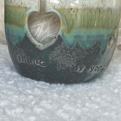 Garnsk�l i smukke gr�nne nuancer med teksten �Knitting is my yoga�