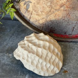 Unika sk�l med skulpturel bagside