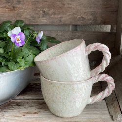 Kop med snoet hank i smukke krystaller