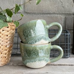 Kop med hank i de smukke gr�nne krystaller kombineret med krater glasur