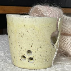 Garnsk�l med teksten � All you knit is love�