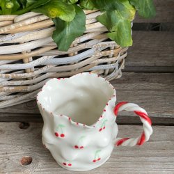 Kop i hjerteform med kirseb�r