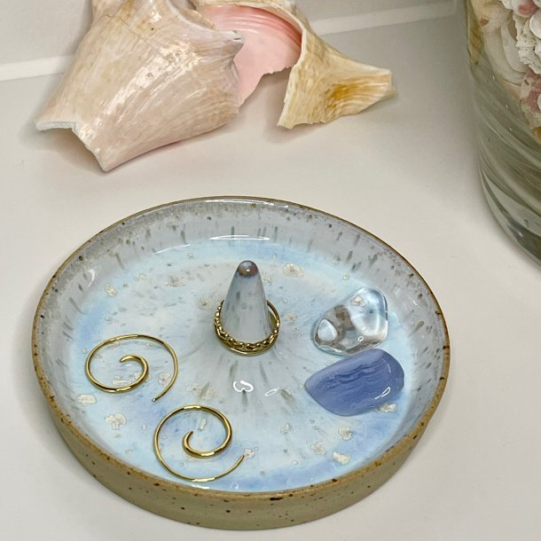 Smykkesk�l med ringholder, smukke bl� og hvide krystaller