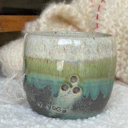 Garnsk�l i smukke gr�nne nuancer med teksten �Knitting is my yoga�