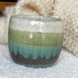 Garnsk�l i smukke gr�nne nuancer med teksten �Knitting is my yoga�