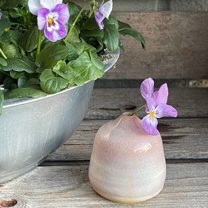 Fin lille vase i lyser�de, hvide og gule nuancer