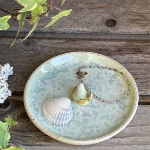 Smykkesk�l i smukke lysegr�nne krystaller