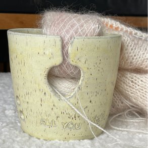 Garnsk�l med teksten � All you knit is love�