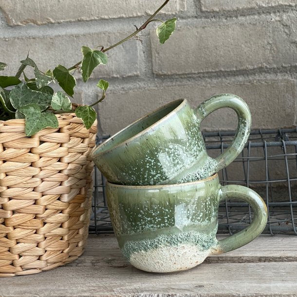 Kop med hank i de smukke gr�nne krystaller kombineret med krater glasur