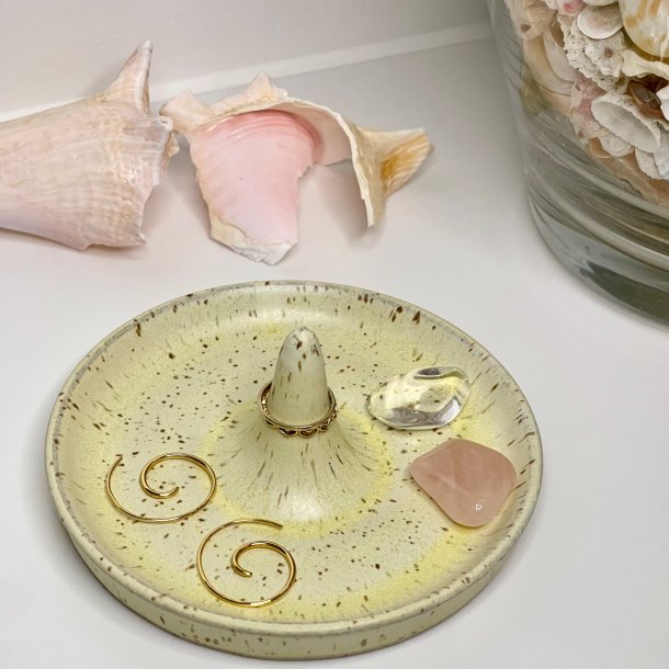 Smykkesk�l med ringholder i smuk gul glasur