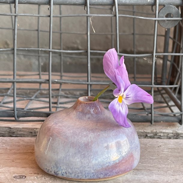 Fin lille vase i lilla nuancer