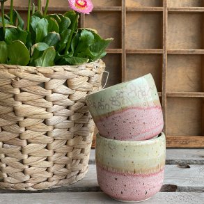 Espresso kop i lyser�d og de smukke gr�nne krystaller