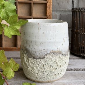 Vase i organisk form og smuk lys glasur