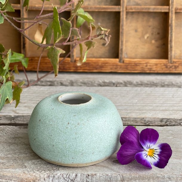 Vase i smuk gr�n glasur